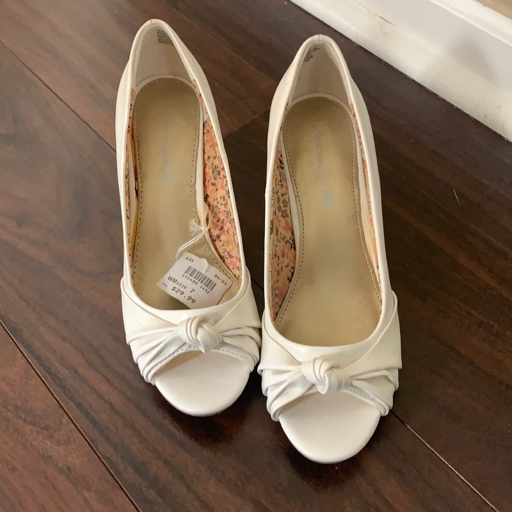 NWT WHITE OPEN TOED HEELS